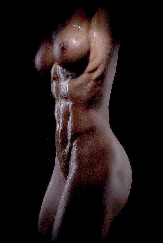 Голая девушка с потрясающим мускулистым телом